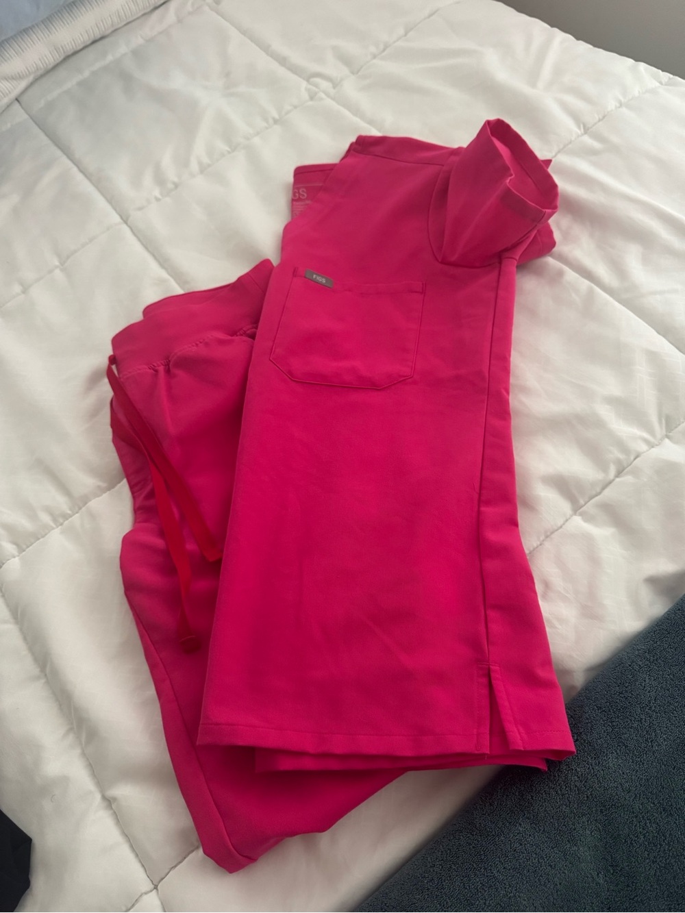 Figs Womenโs Hot Pink Jogger-Style Scrub Pants